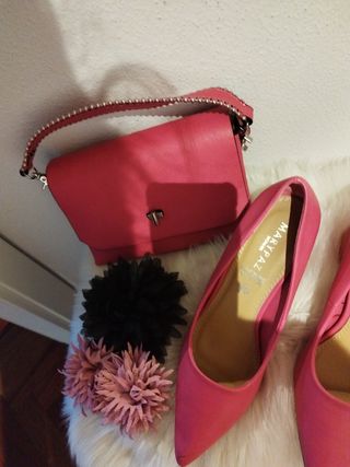 Zapatos y bolso fucsia