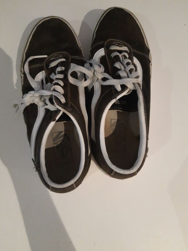 Zapatillas Vans negras.