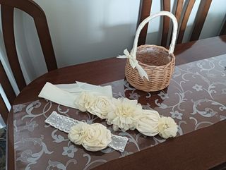 Cesta y cintas comunión beige