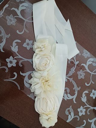 Cesta y cintas comunión beige