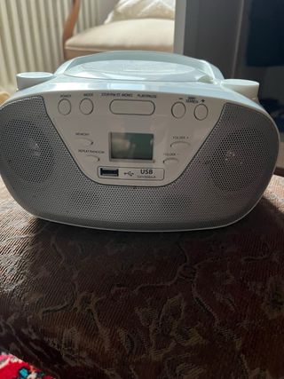 Radio Portátil - Gris y Blanco