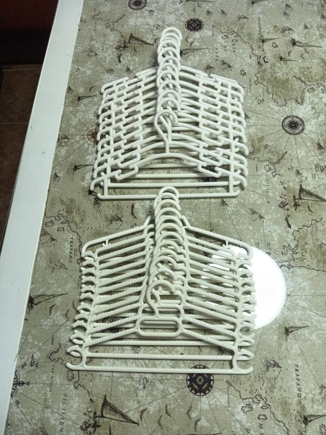 24 Perchas Blancas Plásticas