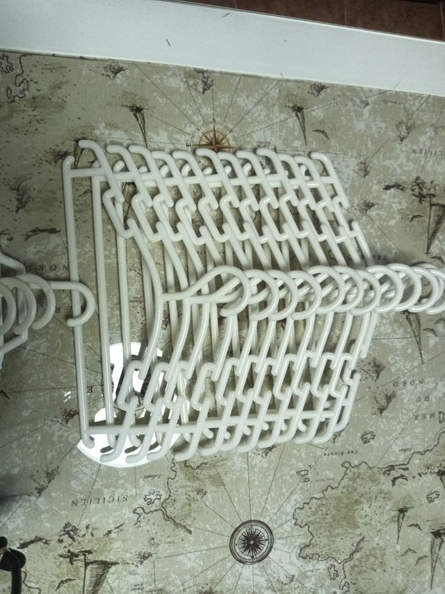 24 Perchas Blancas Plásticas