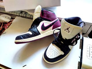 Air Jordan 1 Mid SE Bordeaux