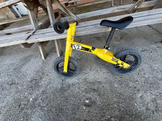 Bicicleta sin pedales amarilla