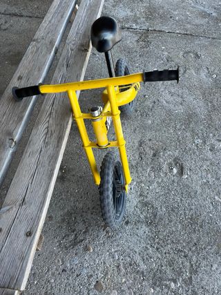 Bicicleta sin pedales amarilla
