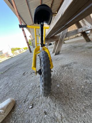 Bicicleta sin pedales amarilla