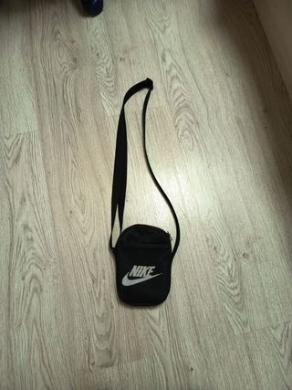 Bandolera Nike negra