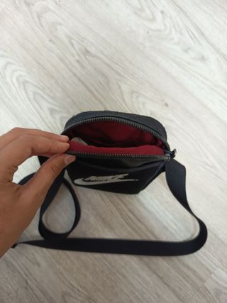 Bandolera Nike negra