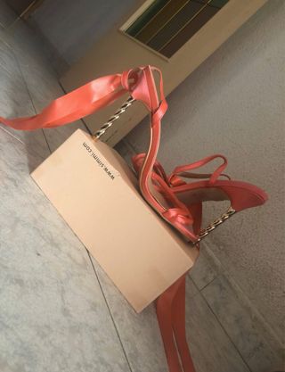 Tacones naranja con lazo