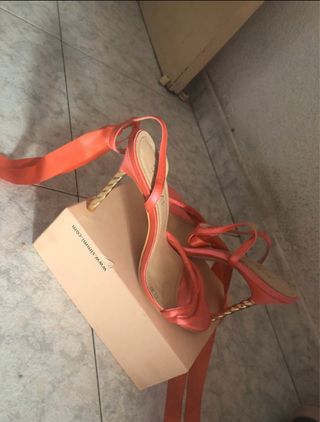 Tacones naranja con lazo