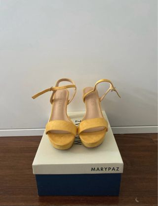 Sandalias Marypaz amarillas tacón 40