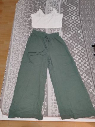Conjunto top blanco y pantalón verde