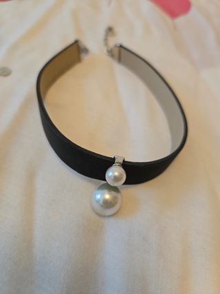 Collar choker negro con perlas