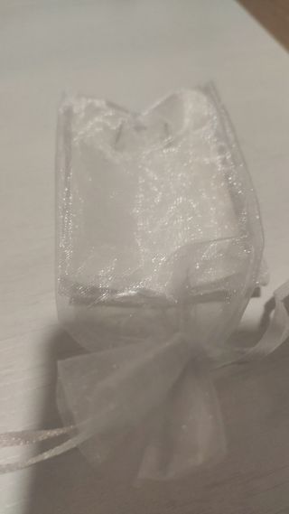 Pendientes dorados con gemas verdes a estrenar.