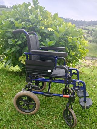 Silla de ruedas plegable compacta