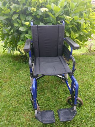 Silla de ruedas plegable compacta