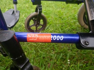 Silla de ruedas plegable compacta