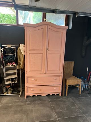 Armario rosa mexicano antiguo