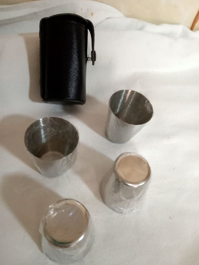 Set 4 vasos chupitos metal + estuche
