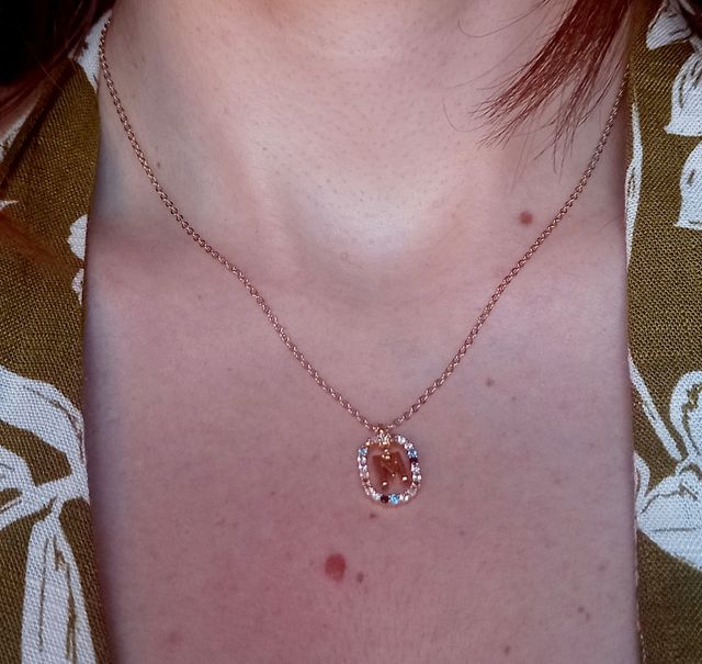 Collar inicial M dorado con circonitas