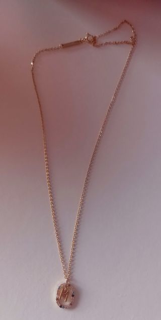 Collar inicial M dorado con circonitas