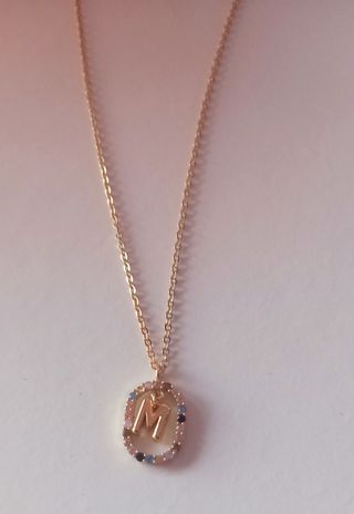 Collar inicial M dorado con circonitas