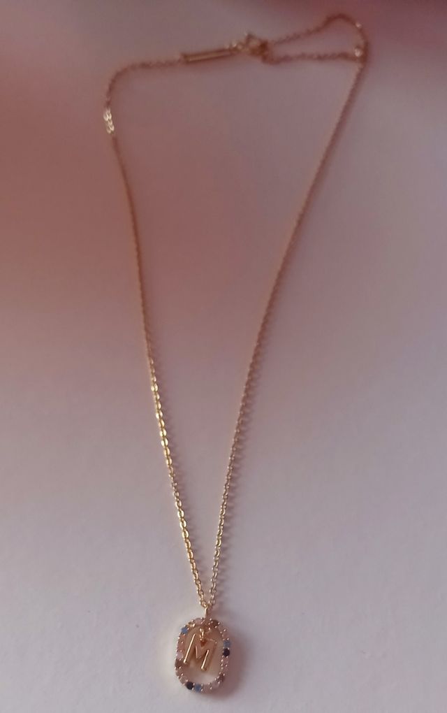 Collar inicial M dorado con circonitas