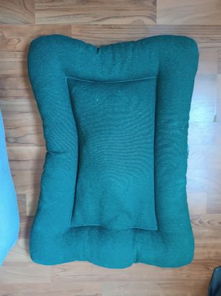 2 camas para gatos - beige y verde. 
Están como nu