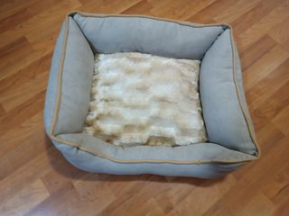 2 camas para gatos - beige y verde. 
Están como nu