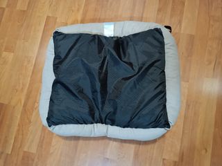 2 camas para gatos - beige y verde. 
Están como nu