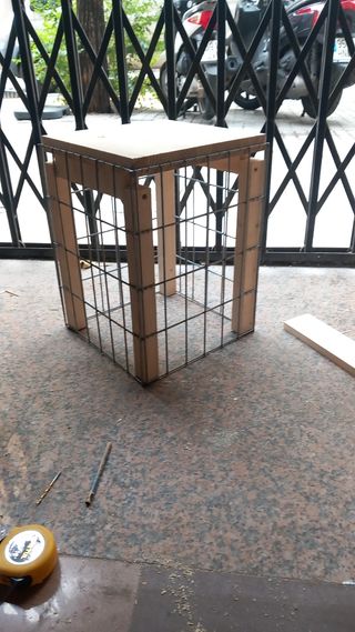 Sofá y mesas de madera