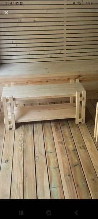 Sofá y mesas de madera