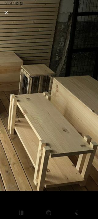 Sofá y mesas de madera