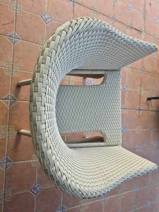Silla ratán blanca con cojín azul