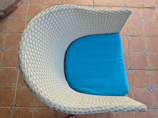Silla ratán blanca con cojín azul