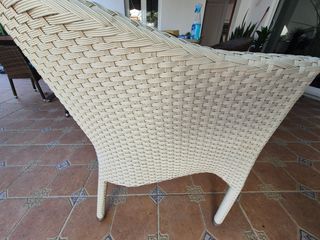 Silla ratán blanca con cojín azul