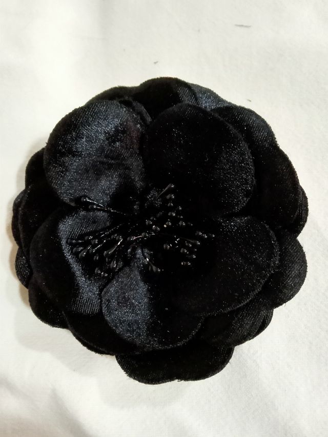 Broche terciopelo negro