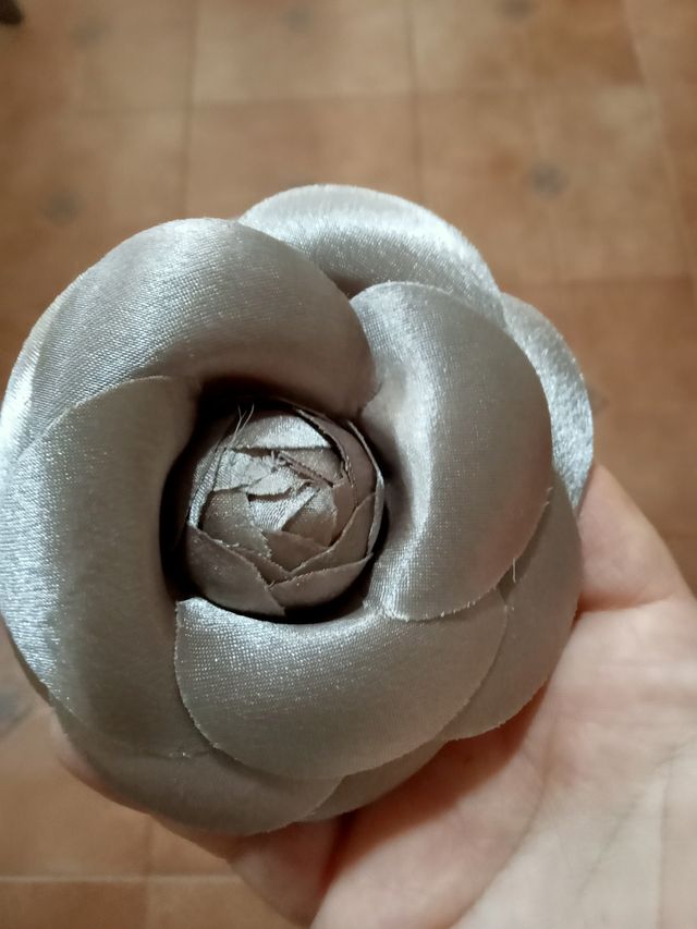 Broche flor raso beige