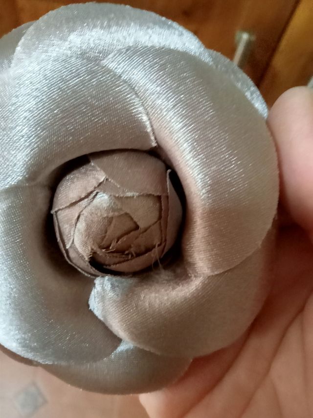 Broche flor raso beige