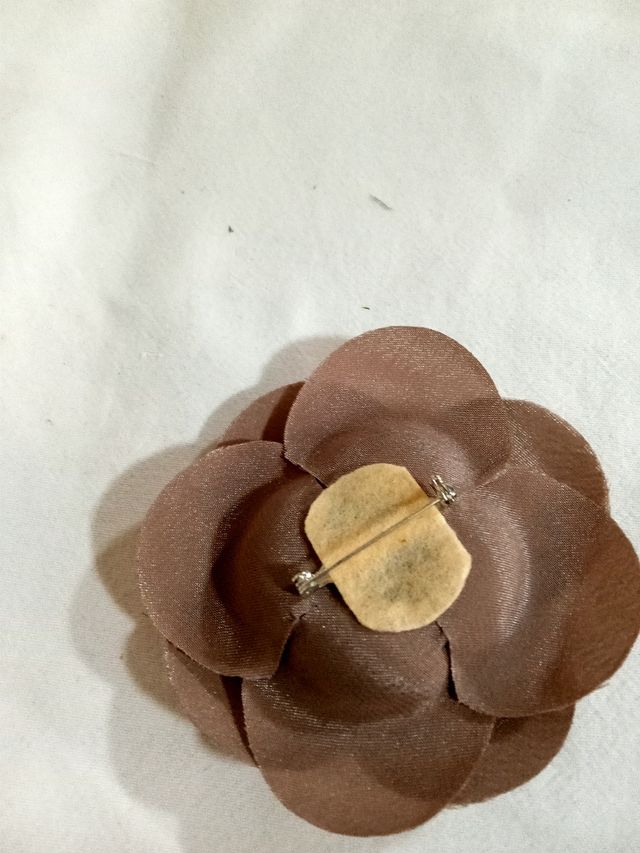 Broche flor raso beige