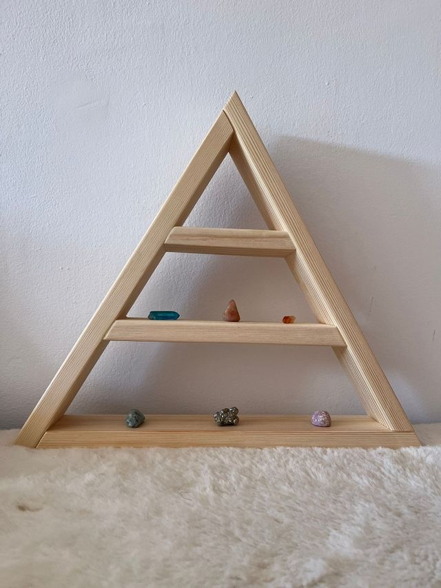 Libreria triangolare in legno