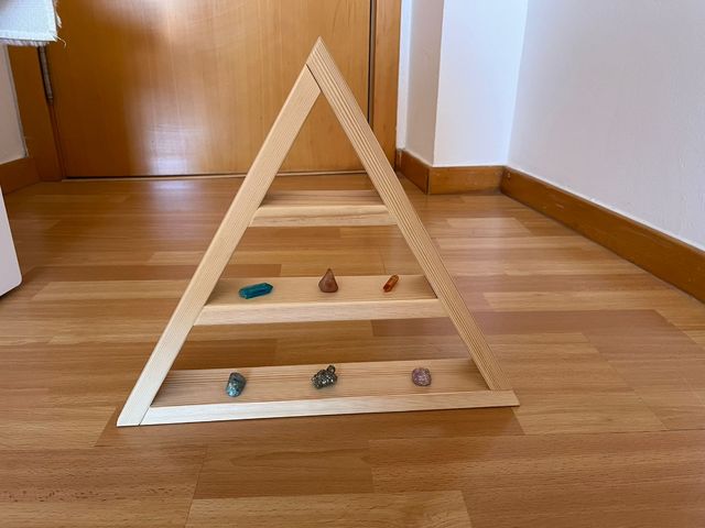 Libreria triangolare in legno