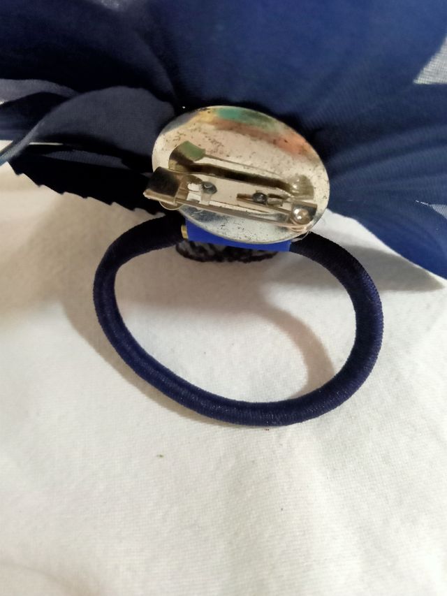 Broche flor azul marino