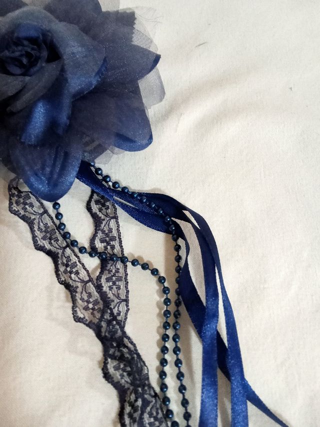 Broche flor azul marino