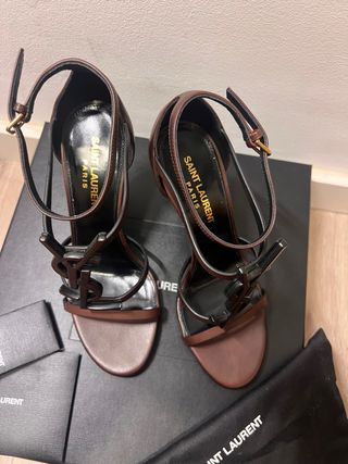 tacones de cuero 