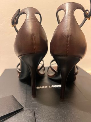 tacones de cuero 