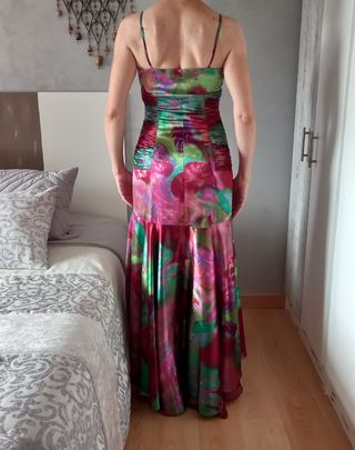 Precioso vestido fiesta multicolor corto con cola