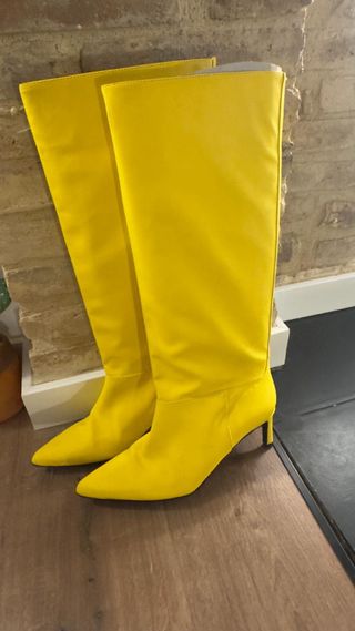 Botas altas amarillas veganas amarillas