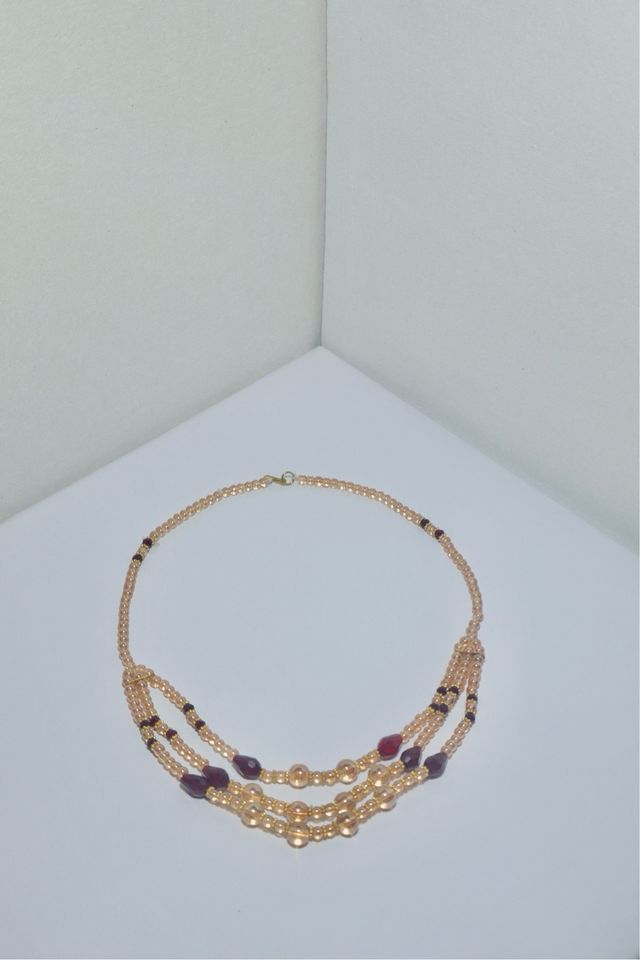 Collar dorado y rojo